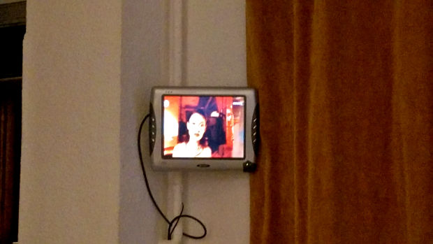 TV del salon apartamento 2 habitaciones Embajada de Francia en Amzei